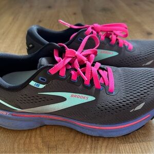 Brooks Ghost 15 Women's Athletic Shoes - Black with Pink Accents